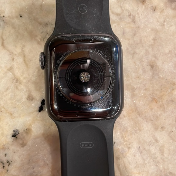 Apple Watch series 5, 40mm, cracked screen - Picture 3 of 7